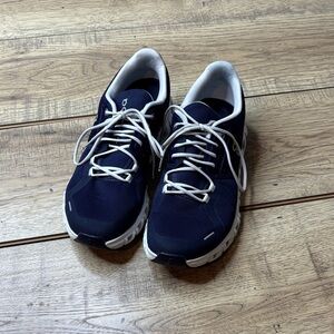 Men’s On Cloud Cloud 6 Navy and White Athletic Shoes Size 8.5